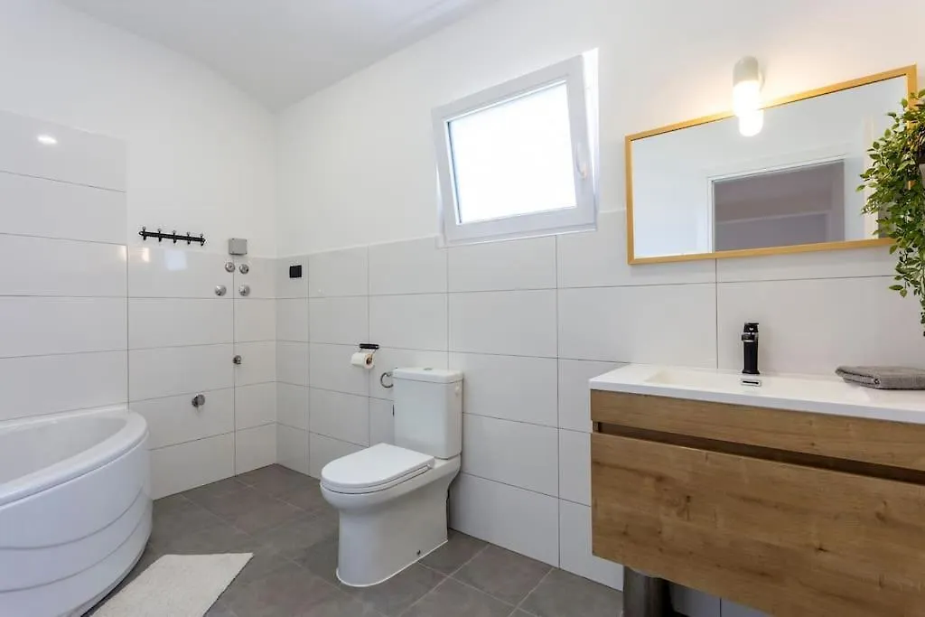 Modern Holiday House Near Beach Fazana